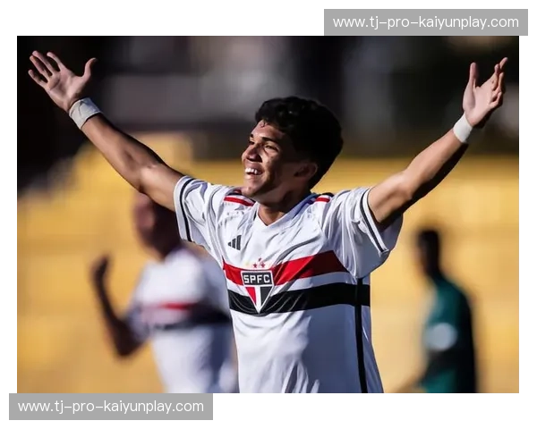 绿茵巅峰对决：当“飓风”巴拉纳遇上“公鸡”米内罗，谁能主宰巴西足球的狂热之魂？